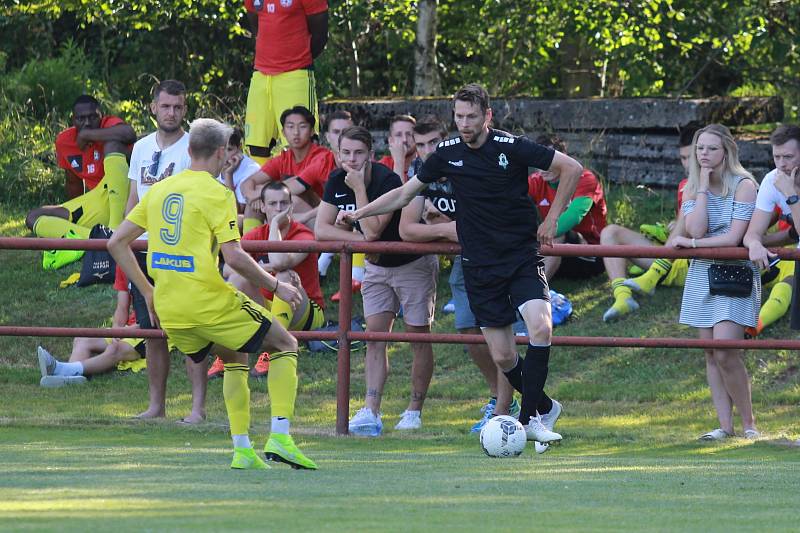 První přátelský zápas mají za sebou fotbalisté Varnsdorfu (ve žlutém). Ve Vrkoslavicích prohráli 1:2 s Jabloncem B.