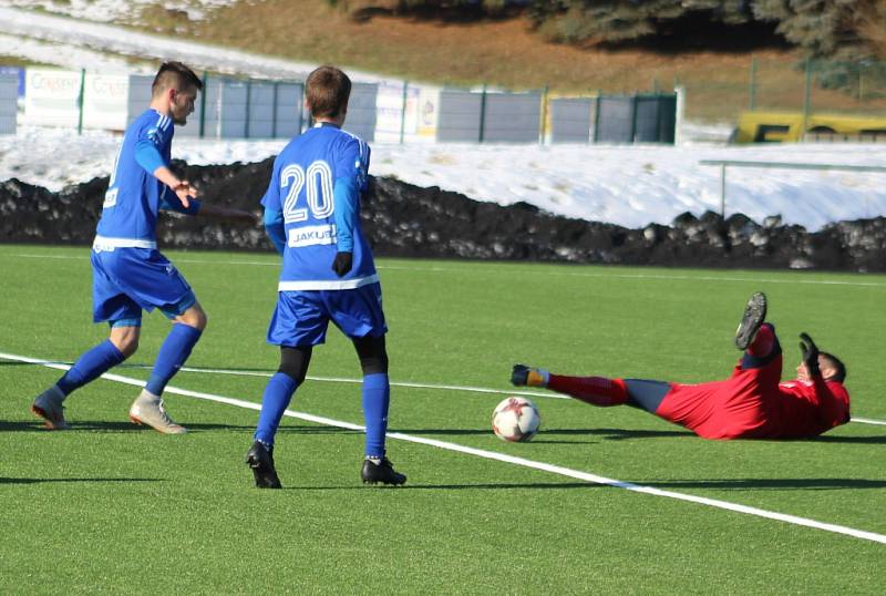 PŘÍPRAVA. Varnsdorf (v modrém) doma prohrál 1:2 proti Ústí nad Labem.