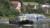 Z Hřenska vyjel náklad obřích pivních tanků na pivo do Plzeňského pivovaru. Loď přiveze tanky do přístavu v Prosmykách u Lovosic, kde se přeloží na podvalníky a po silnici doputují do místa určení.
