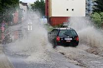 Nedělní bouřka zatopila i Březovou ulici v Děčíně