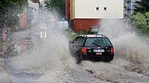 Nedělní bouřka zatopila i Březovou ulici v Děčíně