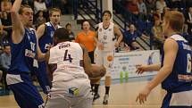 BRAVO! Děčínští basketbalisté (v bílém) porazili USK Praha i potřetí.