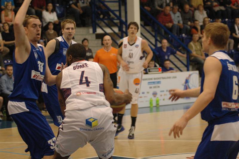 BRAVO! Děčínští basketbalisté (v bílém) porazili USK Praha i potřetí.