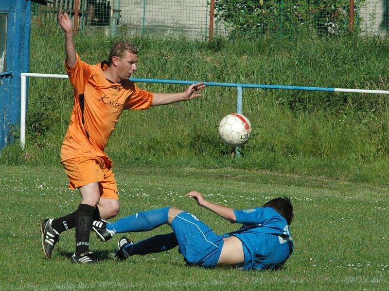 DERBY. Česká Kamenice (oranžové dresy) porazila doma Jílové 2:1.