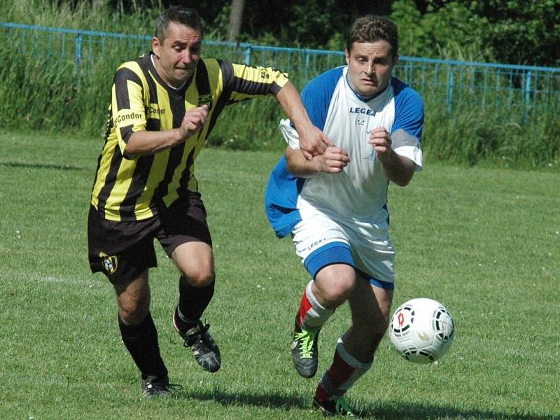 FOTBALISTÉ HUNTÍŘOVA (bílomodré dresy) vyhráli ve Valkeřicích 3:2.