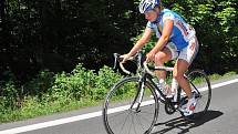 Tři, dva, jedna, start! Tour de Feminin zvedla oponu, největší cyklistický podnik v dějinách země má za sebou ostrý úvod. 