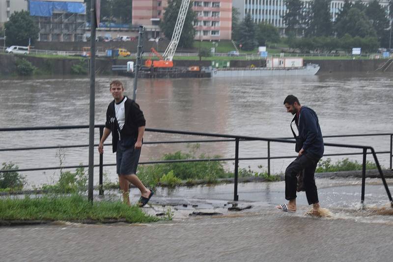 Velká voda se valila po silnici v Přípeři.