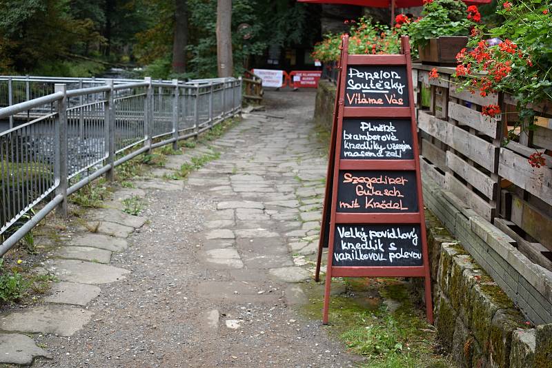 Turisté se do Hřenska vrací po požáru jen velmi pozvolna