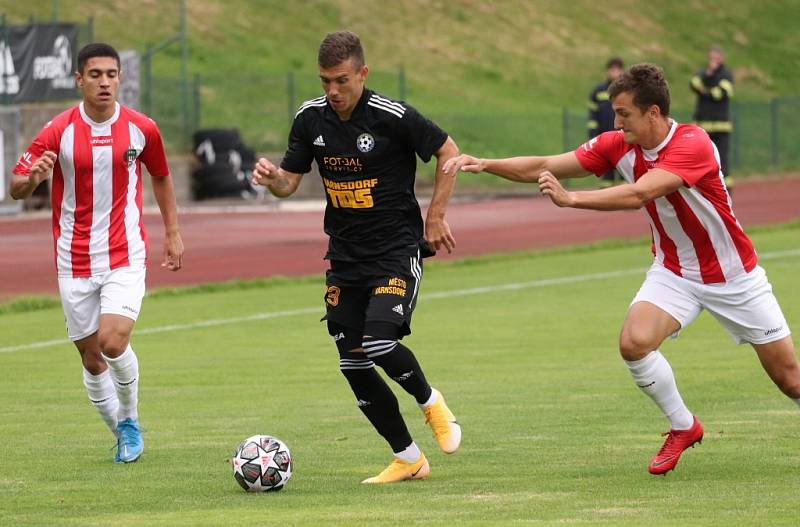 Fotbalisté Varnsdorfu (černé dresy) doma porazili Žižkov 2:1.