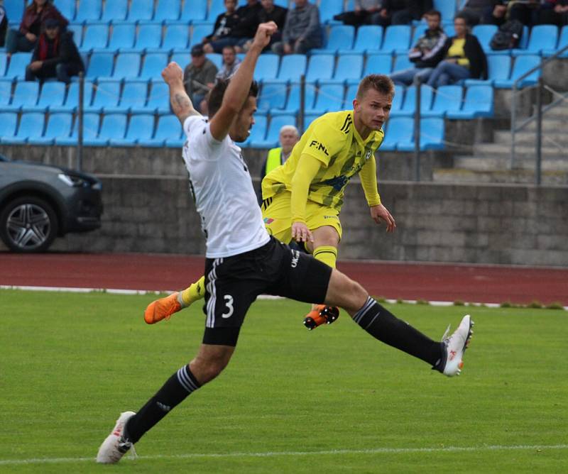 VELKÁ ŠKODA. Fotbalisté Varnsdorfu (ve žlutém) po dobrém výkonu prohráli se Zlínem 1:2.