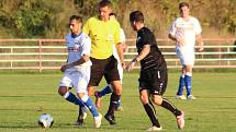 TŘI BODY. Fotbalisté Junioru Děčín (v bílém) porazili Oldřichov 2:1.