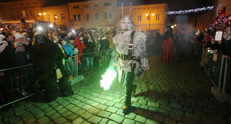 Po náměstí v Benešově nad Ploučnicí se proháněli čerti krampusáci