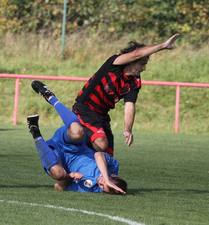 OBRAT. Fotbalisté Jiříkova (v modrém) doma porazili Union Děčín 4:2.