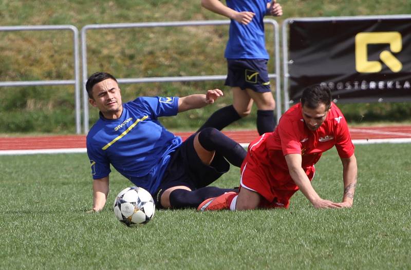 REMÍZA se zrodila v Rumburku. Domácí pak porazili Junior Děčín (v červeném) po penaltovém rozstřelu.