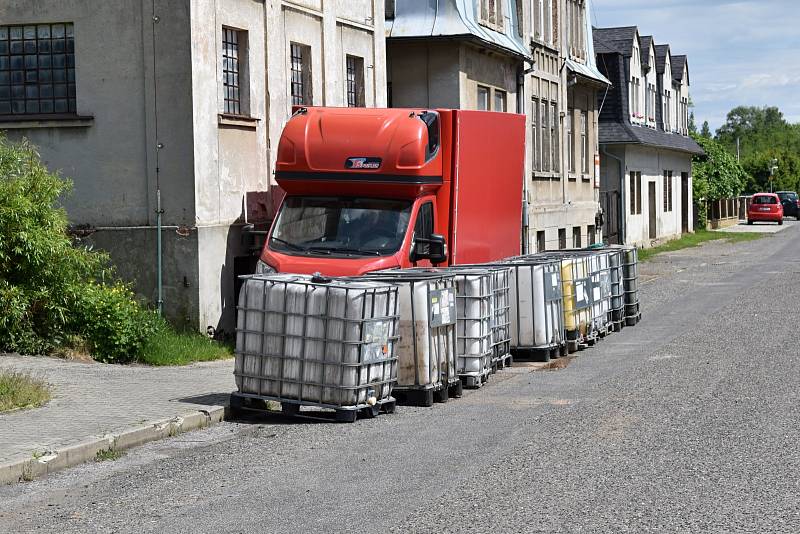 Likvidace úniku nafty pokračovala v Rybništi i druhý den