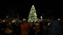 Ve Šluknově od pátečního večera svítí vánoční strom.