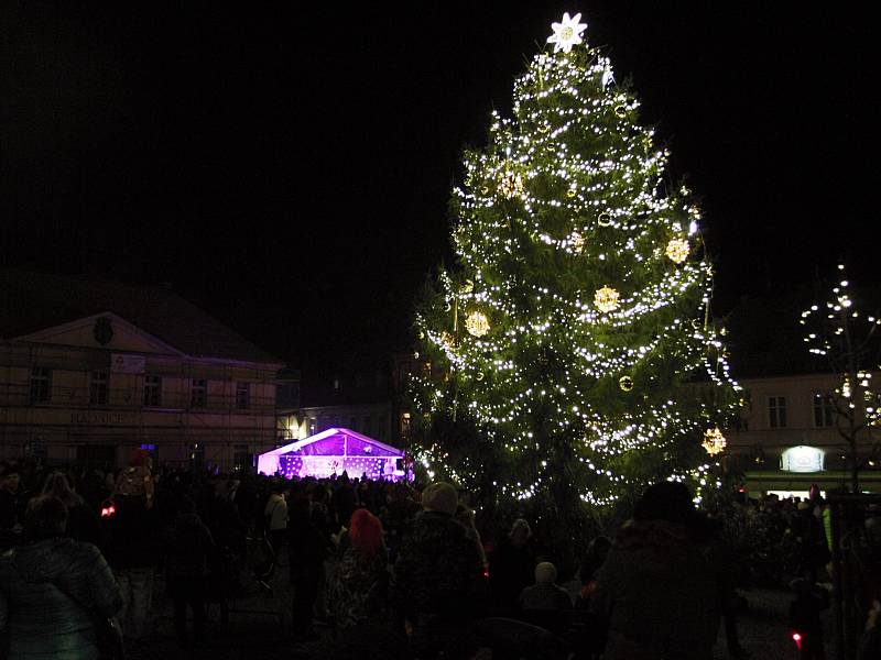 Ve Šluknově vánoční strom již svítí.