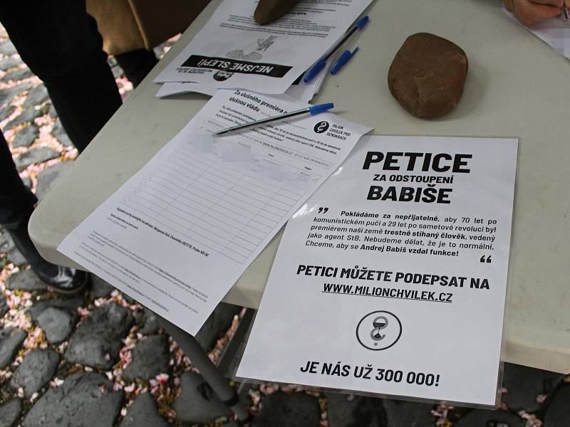 Za nezávislost justice demonstrovalo v Děčíně na 170 lidí.