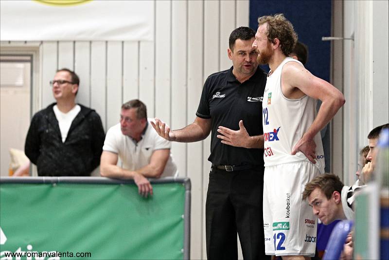 PADLA STOVKA. Děčínští basketbalisté (v bílém) porazili Opavu 100:79.