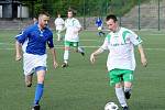 HLADKOU výhru si na své konto připsali fotbalisté Junioru Děčín (v bílém), když porazili Roudnici B 3:0.