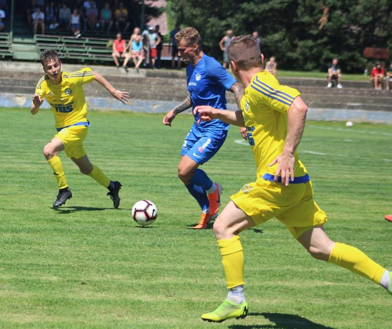 REMÍZA. Fotbalisté Varnsdorfu (ve žlutém) remizovali s Libercem 1:1.