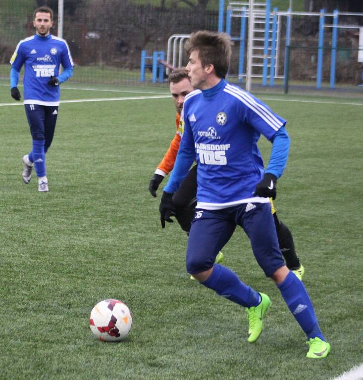 PRVNÍ PŘÍPRAVA. Varnsdorf (v modrém) porazil Litoměřicko 4:1.