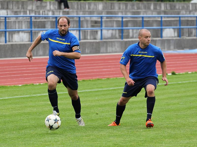 PORÁŽKA. Rumburk (v modrém) doma podlehl Ledvicím 2:4.