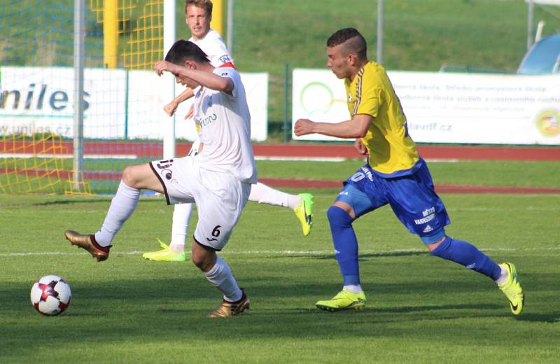 DERBY. Varnsdorf (ve žlutém) hostil v derby Ústí nad Labem.