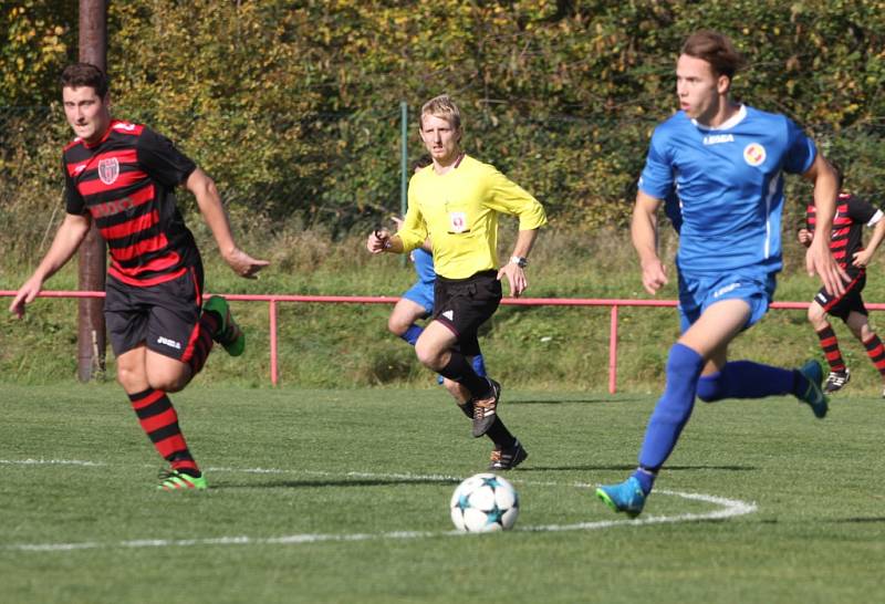 OBRAT. Fotbalisté Jiříkova (v modrém) doma porazili Union Děčín 4:2.