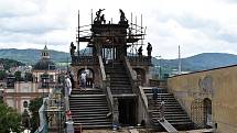 Sochy z glorietu v Růžové zahradě zamířily k restaurátorům.