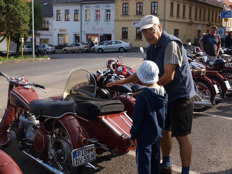 Sobotní dopoledne ve Šluknově na náměstí patřilo všem příznivcům historických vozidel.