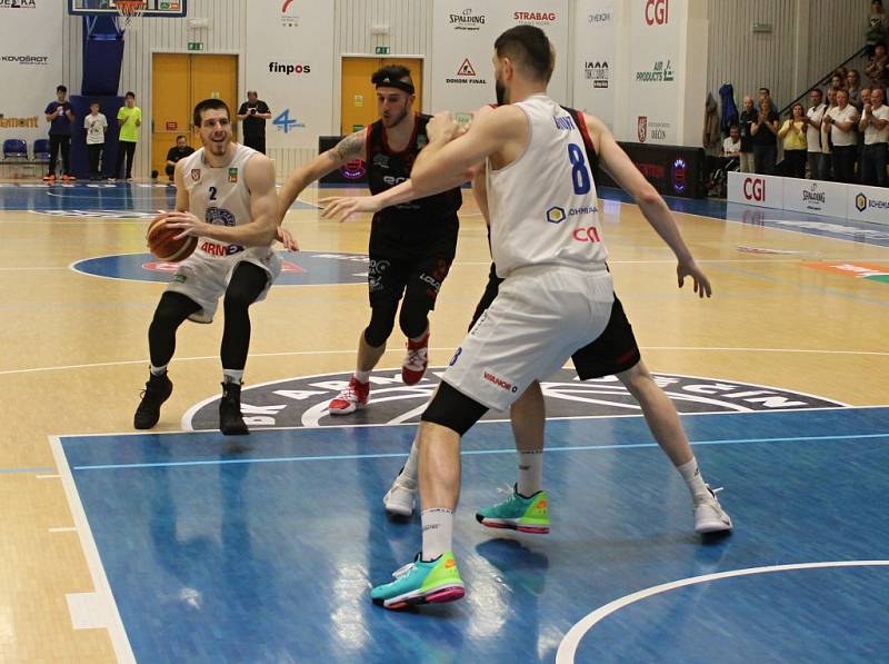 DĚČÍNŠTÍ BASKETBALISTÉ doma nestačili na mistrovský Nymburk.