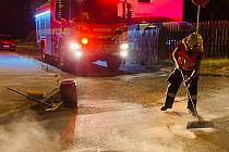 Boletičtí hasiči v noci likvidovali olej, který unikl na silnici.
