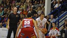 PARÁDA! Děčínští basketbalisté (v bílém) v prvním kole Matonni NBL doma porazili Pardubice 80:67.