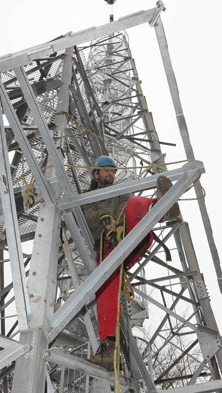 Práce na janovské rozhledně vrcholí právě v těchto dnech, zapojena byla i těžká technika. 