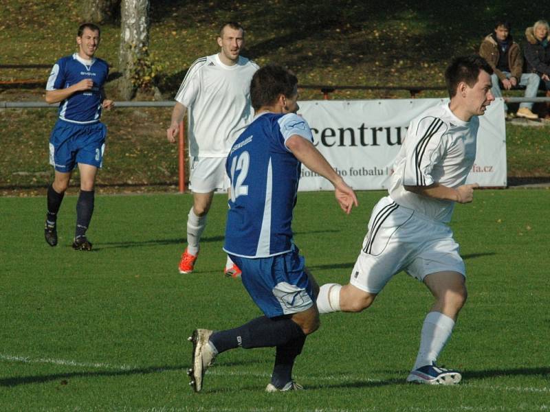 FOTBALISTÉ JISKRY MODRÉ (bílé dresy) rozhodli o výhře nad Louny v poslední minutě.