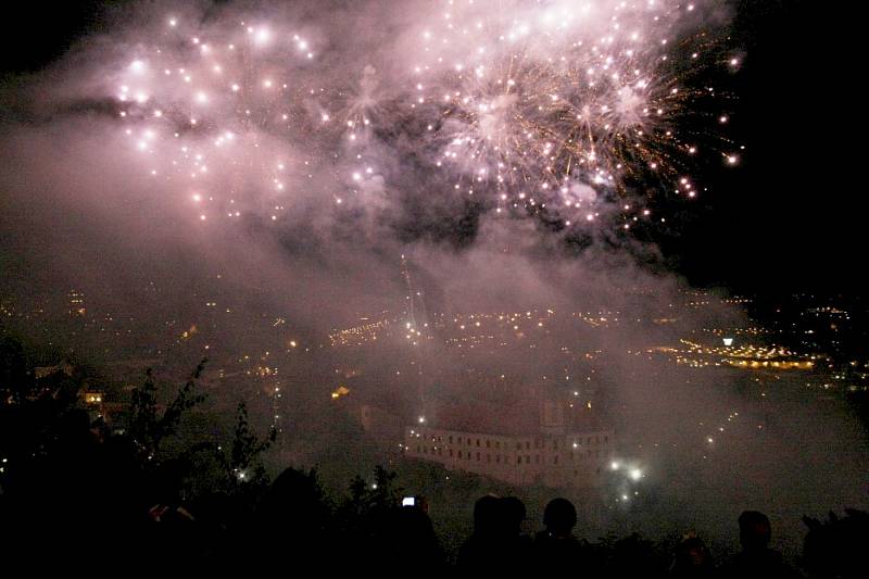 Slavnosti 2012 začaly průvodem a ohňostrojem 