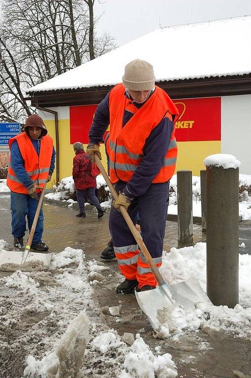 Do boje sněhem museli silničáři a pracovníci technických služeb na Děčínsku vyrazit i 19. března. Nenadálá sněhová nadílka zaskočila i řidiče