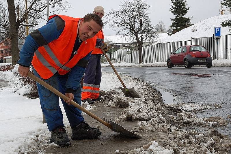 Do boje sněhem museli silničáři a pracovníci technických služeb na Děčínsku vyrazit i 19. března. Nenadálá sněhová nadílka zaskočila i řidiče