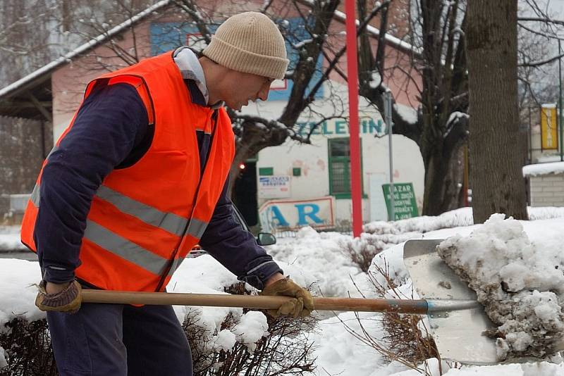 Do boje sněhem museli silničáři a pracovníci technických služeb na Děčínsku vyrazit i 19. března. Nenadálá sněhová nadílka zaskočila i řidiče