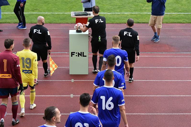 DALŠÍ PORÁŽKA. Varnsdorf (ve žlutém) prohrál s Vyšehradem 1:3.