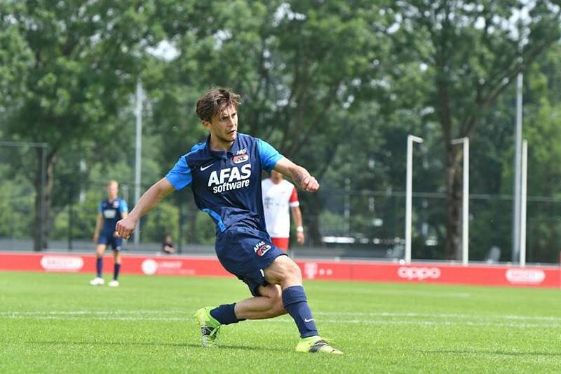 Richard Sedláček v přípravném utkání juniorku Alkmaaru proti juniorce Utrechtu.