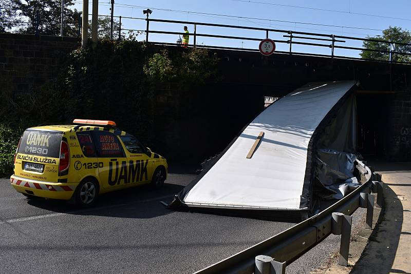 Kamion se nevešel pod viadukt na Kamenické ulici.