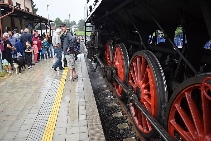 Parní vlak slavnostně zahájil provoz na novém Vilémovském viaduktu.