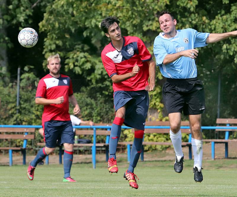 PORÁŽKA. Česká Kamenice (modré dresy) prohrála v Chlumci 2:4.