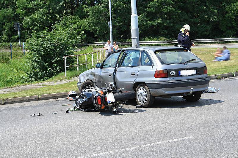Dopravní nehoda motocyklu a osobního auta.