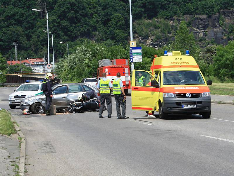 Dopravní nehoda motocyklu a osobního auta.