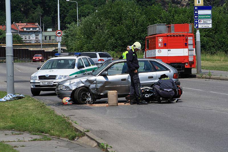 Dopravní nehoda motocyklu a osobního auta.