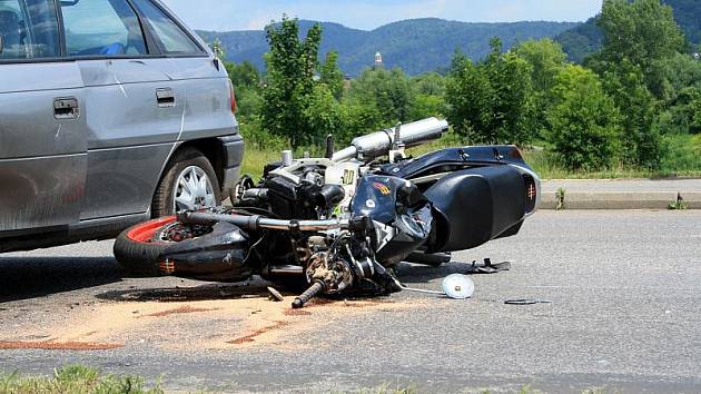 Dopravní nehoda motocyklu a osobního auta.