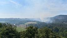 U Hřenska hoří na několika hektarech les, s hašením pomáhají vrtulníky.
